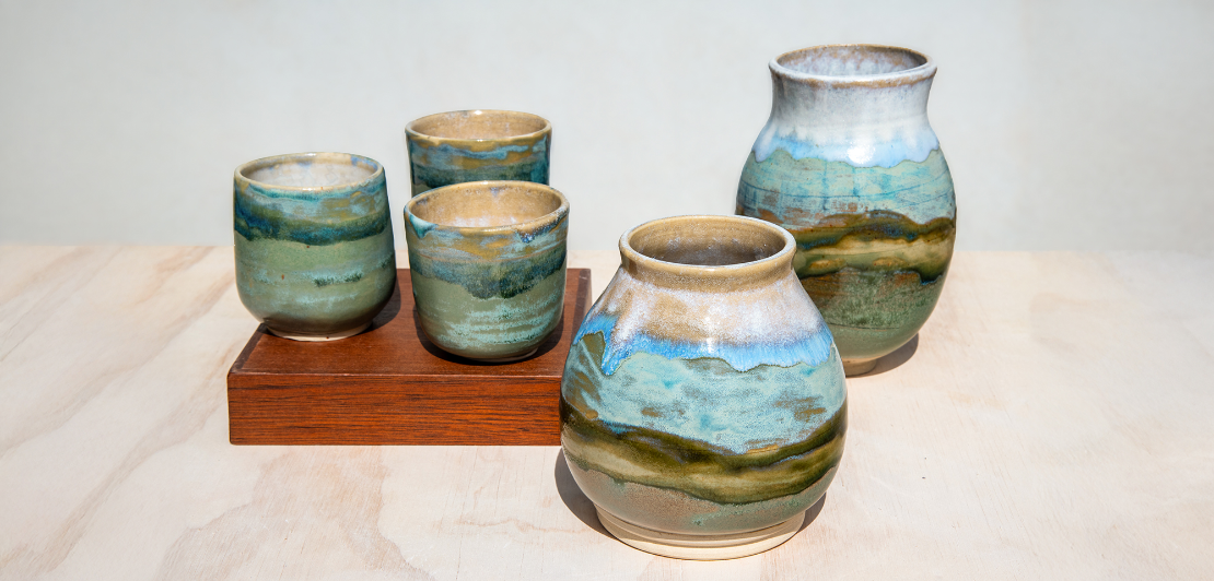 Ensemble de pièces en grès artisanal réalisées à la main par une céramiste à Montpellier